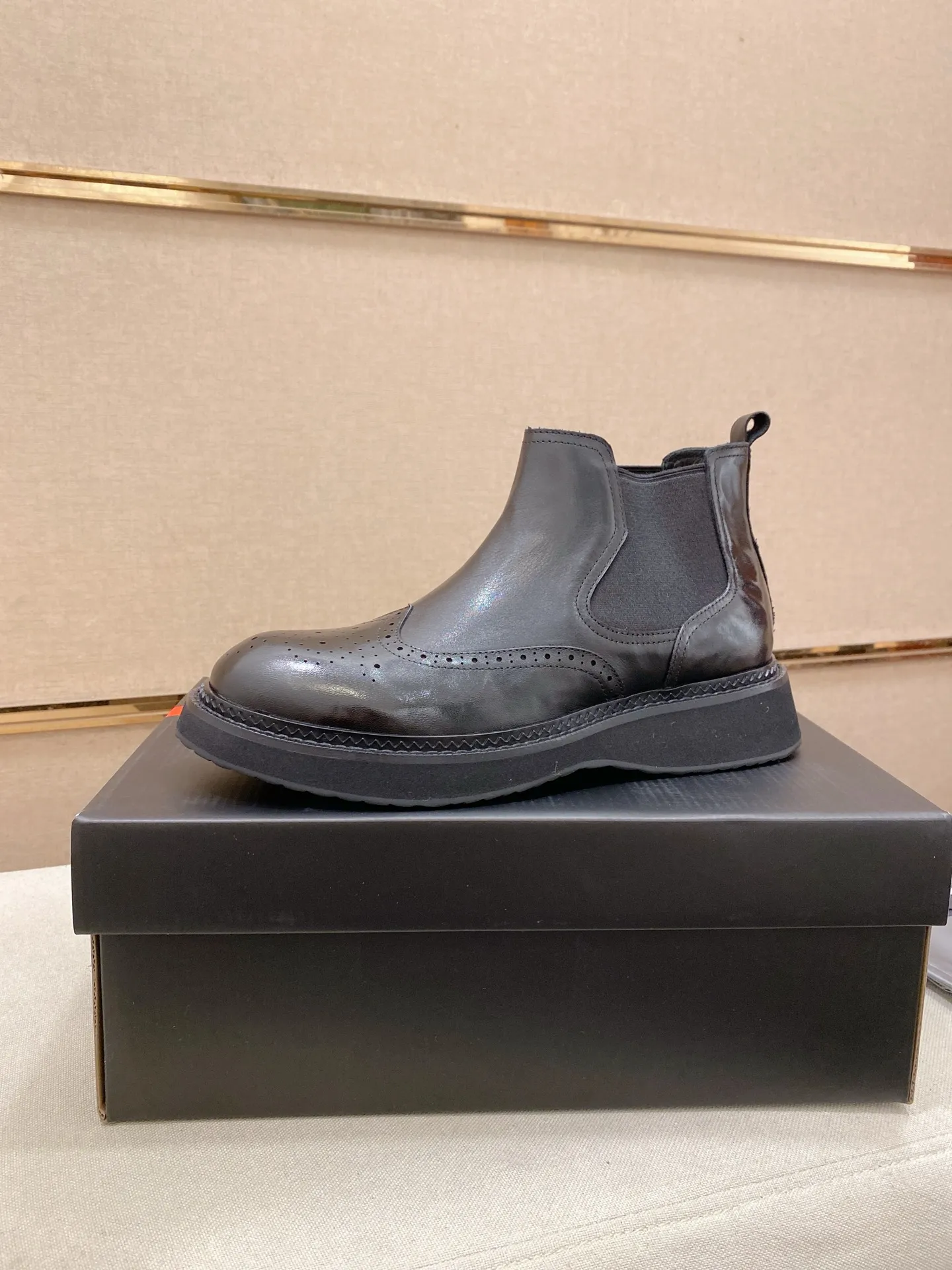 Factory price 760💰 Leather lining optional! 🍁🍁High-quality new PRADA counters are launched at the same time. The new men's shoes and 😘fabric are selected from imported lacquered first-layer cowhide and imported cowhide lining. 👍🏿 High-end ☄️ air-cushion molded anti-slip rubber outsole, exquisite lines, simple and elegant, comfortable and high-end for leisure travel. Code number: 38 to 45